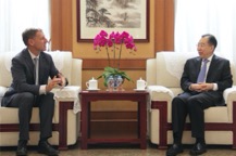 吴海龙会长会见红十字国际委员会主席中国事务代表