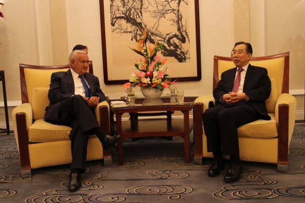 吴海龙会长会见法国前总理拉法兰