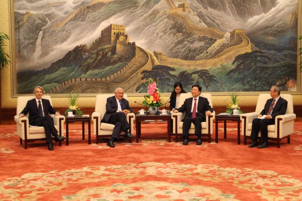李源潮副主席会见法国前总理拉法兰和第四届中法青年领导者论坛代表