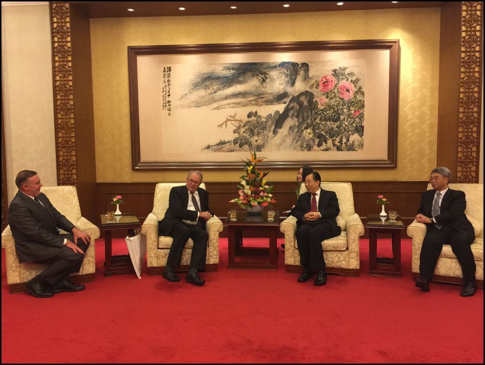 吴海龙会长会见戴高乐基金会会长戈德弗兰