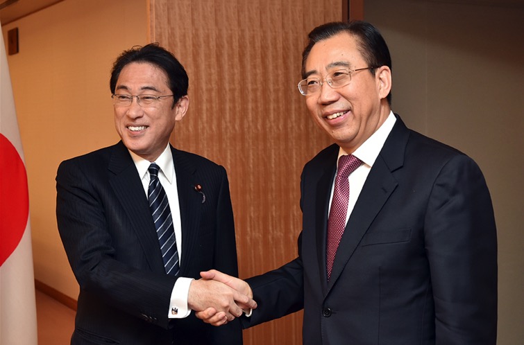 吴海龙会长会见日本外相岸田文雄