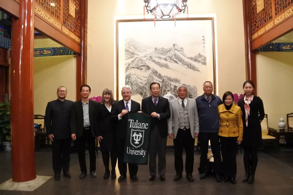 外交学会会长吴海龙会见杜兰大学法学院教授一行