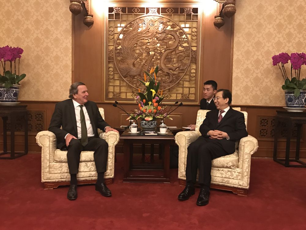 外交学会会长吴海龙会见德国前总理施罗德