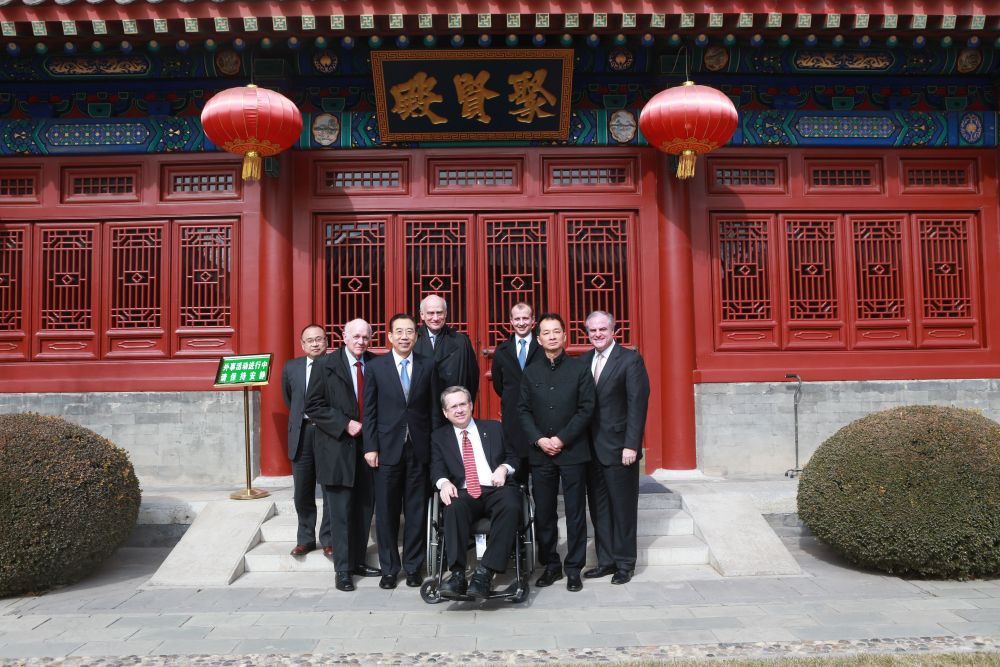 吴海龙会长会见美国前参议员代表团