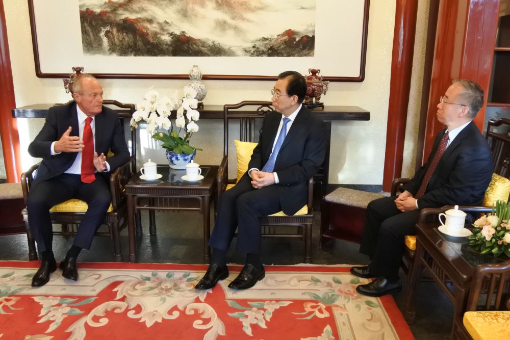 吴海龙会长会见匈牙利前总理迈杰希