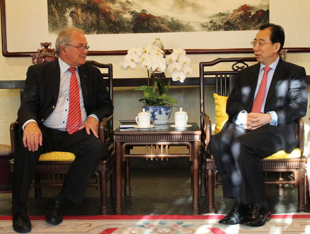 吴海龙会长会见法国戴高乐基金会会长戈德弗兰