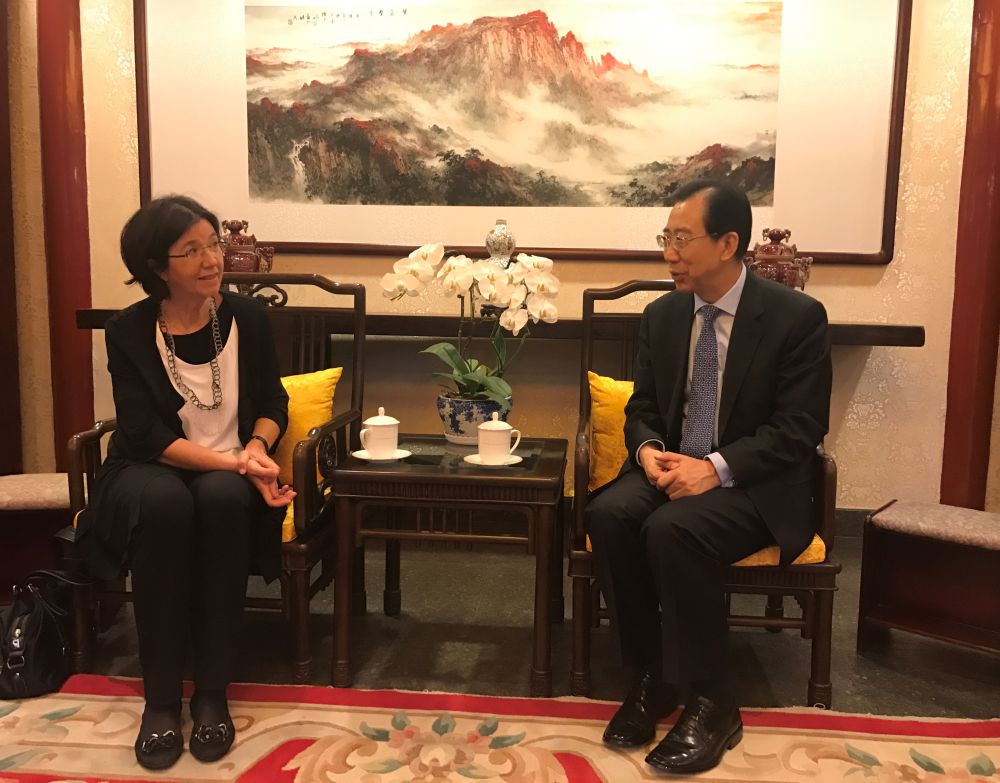 吴海龙会长会见奥地利社民党议会党团发言人穆托宁