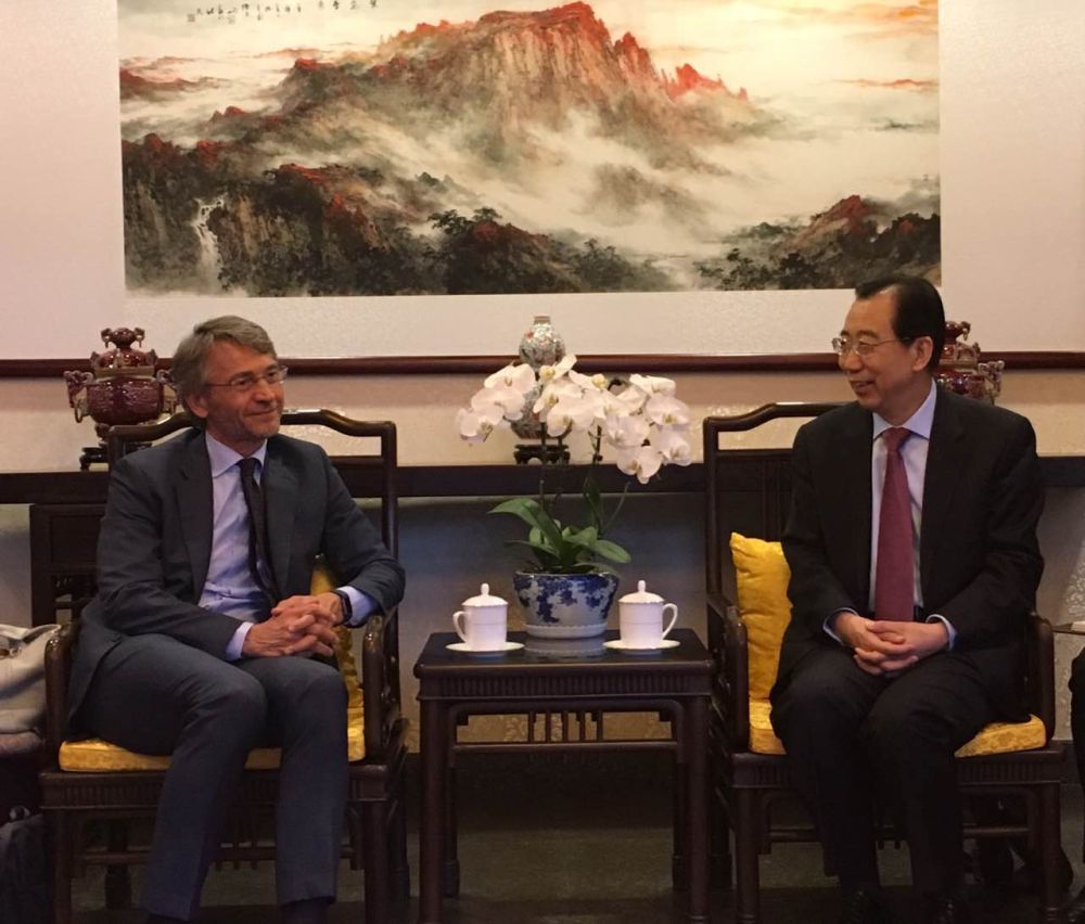吴海龙会长会见意大利议员代表团