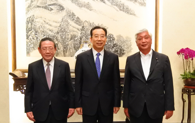 日本自民党前副总裁山崎拓、 前防卫大臣中谷元访华