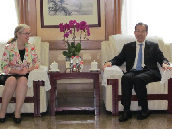 吴海龙会长会见澳大利驻华大使安思捷
