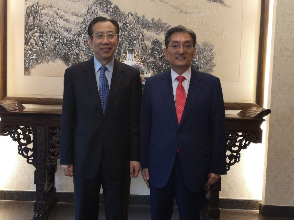 吴海龙会长会见韩国驻华大使卢英敏