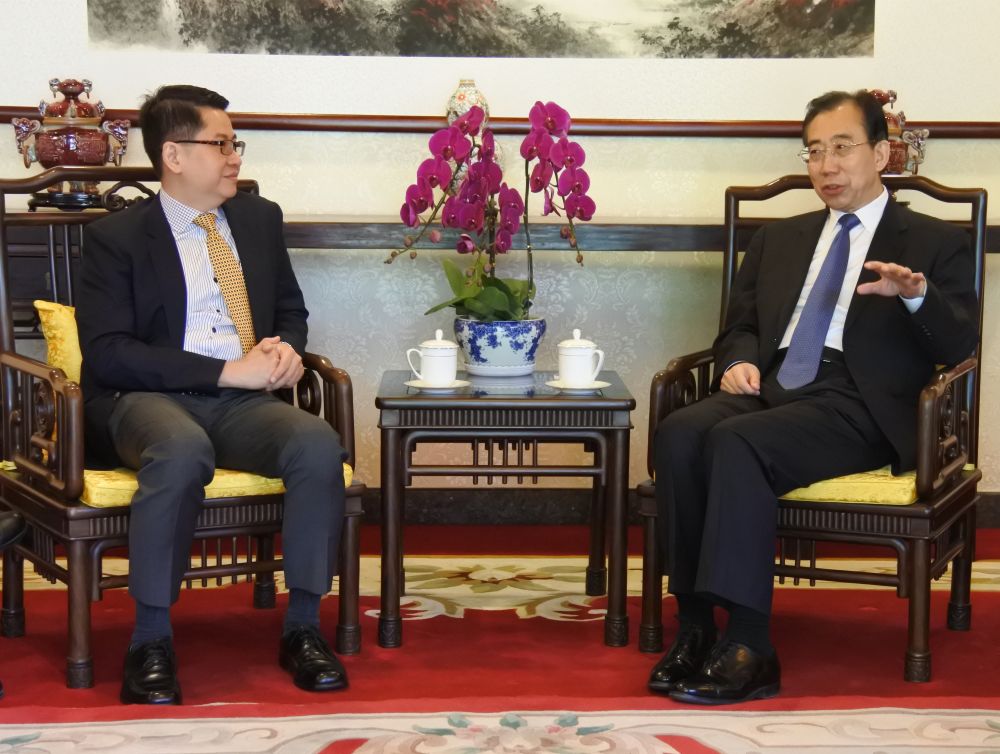 吴海龙会长会见新加坡驻华大使