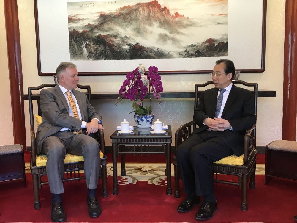 吴海龙会长会见奥地利驻华大使石迪福