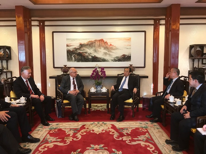 吴海龙会长会见尼扎米国际中心代表团