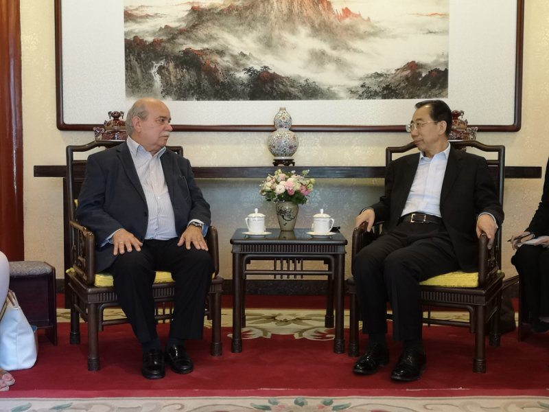 吴海龙会长会见希腊议长武齐斯
