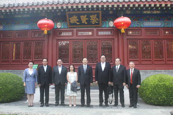 吴海龙会长会见菲律宾前总统阿罗约