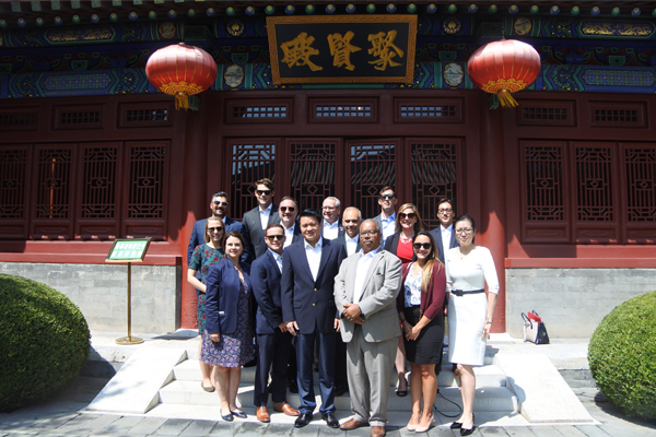 张敏秘书长会见美国国会议员助手团