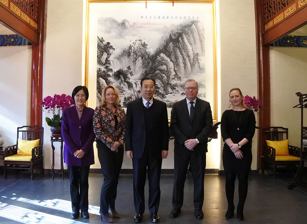吴海龙会长会见联合国驻华协调员罗世礼和联合国开发计划署驻华代表文霭洁