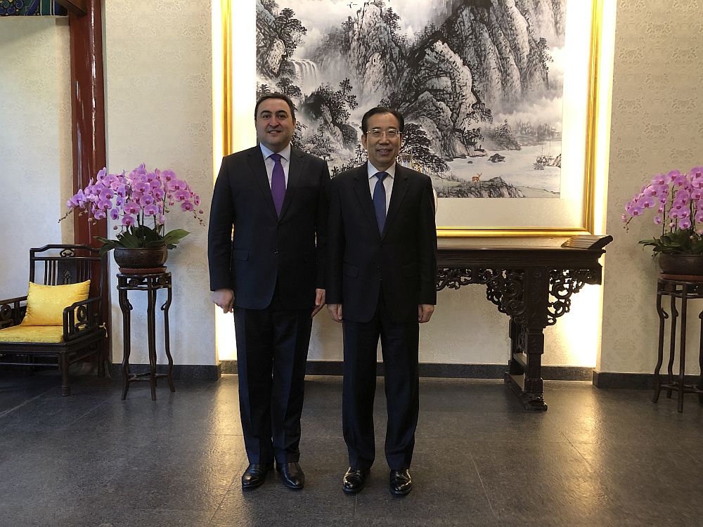 吴海龙会长会见阿塞拜疆驻华大使杰纳利?阿克拉姆