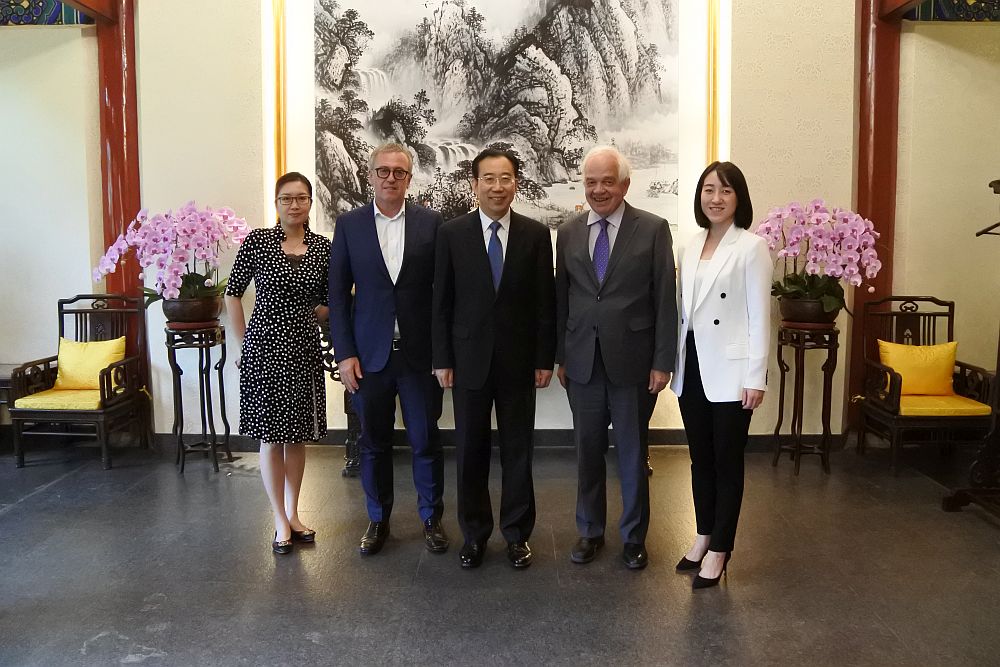 吴海龙会长会见加拿大前驻华大使