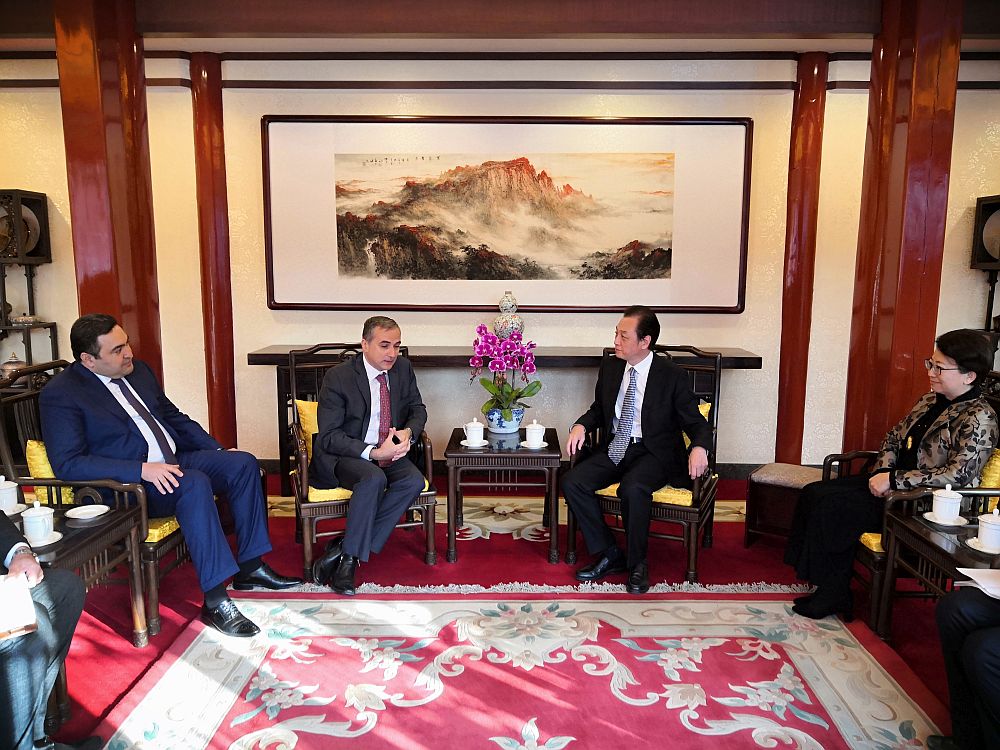 王超会长会见阿塞拜疆国际关系分析中心主任法力德?萨菲耶夫