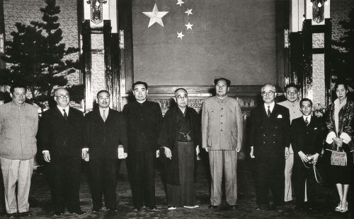 1955年10月14日，应外交学会邀请，日本“恢复中日、中苏邦交国民会议”主席久原房之助一行访华，毛泽东主席、周恩来总理会见代表团全体成员。