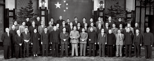 1955年10月15日，毛泽东主席会见应外交学会邀请访华的以林山荣吉为团长的日本国会议员代表团全体成员。