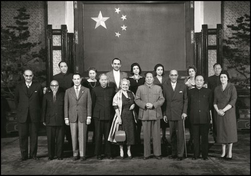 1956年12月2日，毛泽东主席和刘少奇副主席会见应外交学会邀请访华的巴西参议员代表团。