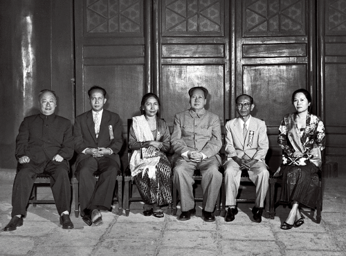 1959年10月1日，毛泽东主席会见应外交学会邀请访华的印度尼西亚国民党总主席苏维约及夫人。