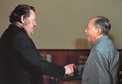 1975年1月16日，毛泽东主席会见应外交学会邀请访华的联邦德国基社盟主席弗?约?施特劳斯。