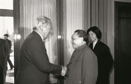 1982年4月，中央军委主席邓小平会见应外交学会邀请访华的英国前首相希思勋爵。