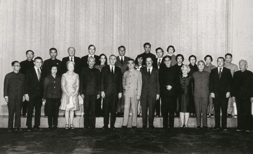 1972年4月20日，周恩来总理会见应外交学会邀请访华的美国众议院代表团，这是第一个访华的美国众议院代表团。