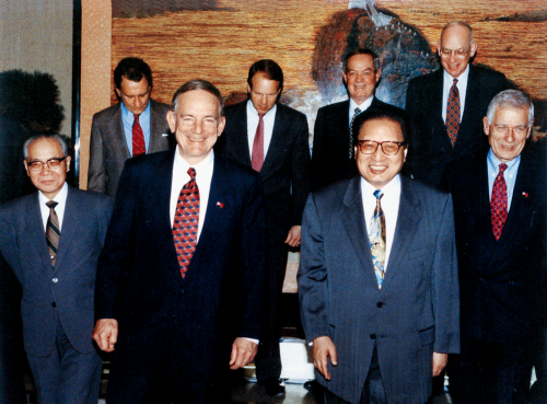 1994年1月5日，全国人大常委会委员长乔石会见外交学会接待来访的美国民主党参议员贝内特?约翰斯顿。