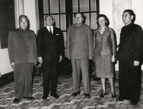 1963年10月，法国前总理富尔带着戴高乐总统希望恢复两国正常外交关系的亲笔信，作为外交学会的客人访华。11月2日，毛泽东主席、周恩来总理和陈毅副总理在上?；峒欢胺蛉恕? title=