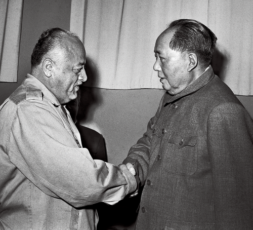 1965年3月26日，毛泽东主席会见应外交学会邀请访华的巴勒斯坦解放组织主席艾哈迈德?舒凯里。