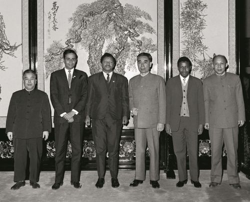1965年2月28日，周恩来总理会见应外交学会邀请访华的南非泛非主义者大会代理主席勒巴洛一行。