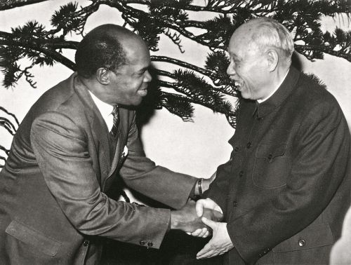 1963年，董必武副主席会见应外交学会邀请访华的莫桑比克民族主义领导人、解放阵线主席埃杜阿多?蒙德拉纳。