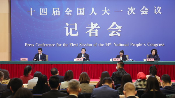 外交部长秦刚就中国外交政策和对外关系回答中外记者提问