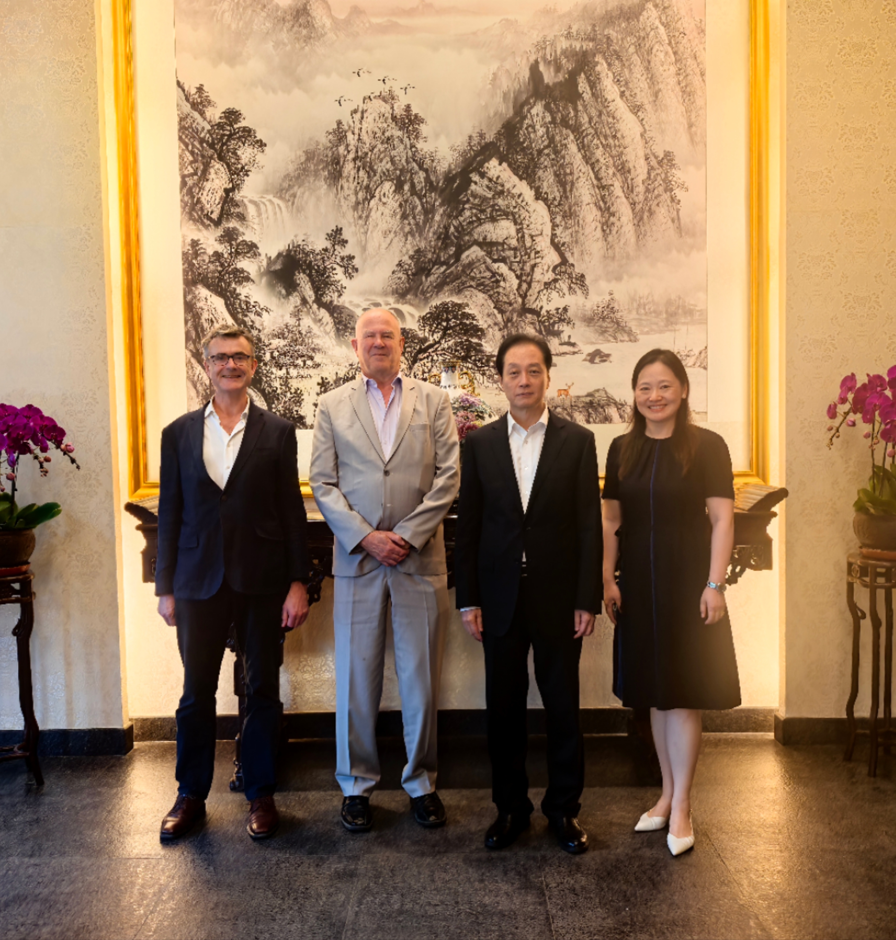 王超会长会见新中关系促进会主席麦康年