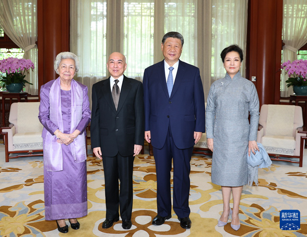 President Xi Jinping and His Wife Meet with Cambodian King Norodom Sihamoni and Queen Mother Norodom Monineath Sihanouk
